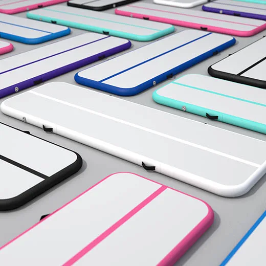 Tappetini gonfiabili multicolori per la ginnastica, nei colori rosa, blu e menta.