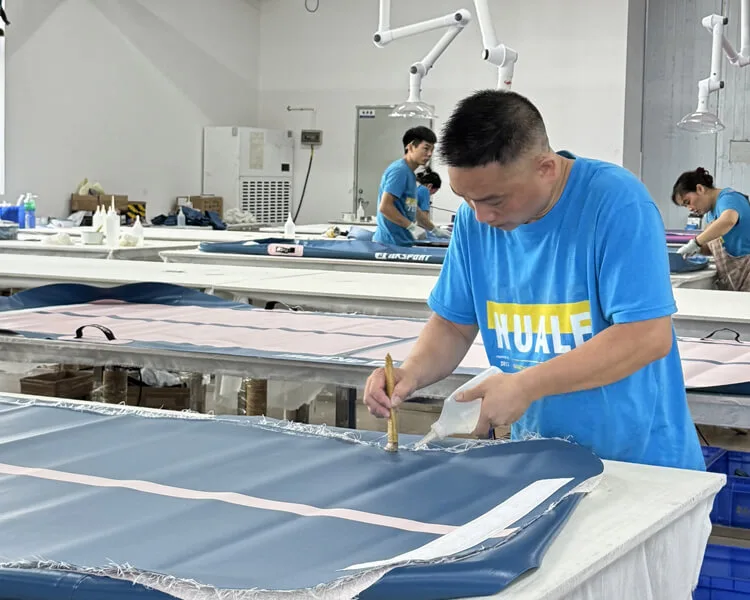 Jimnastik ve amigo gösterileri için özel yapım 13 metrelik hava pisti.