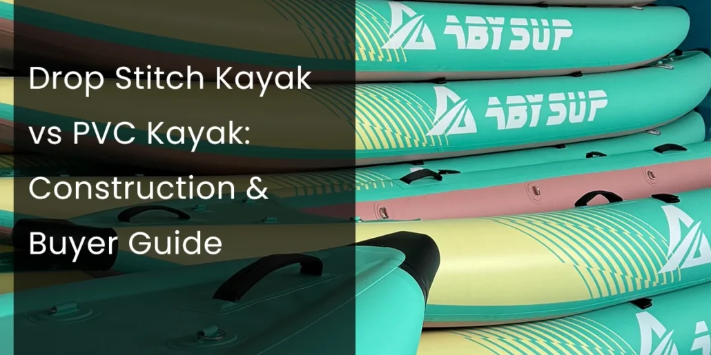 Übereinander gestapelte Kajaks mit dem Textüberhang „Drop Stitch vs. PVC-Kajak: Konstruktions- und Kaufberatung“, der die verwendeten Kajakmaterialien zeigt.