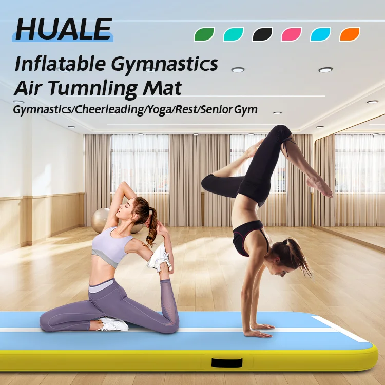 Dvě ženy cvičí jógu a gymnastiku na žluto-modré nafukovací podložce v prostorné místnosti.
